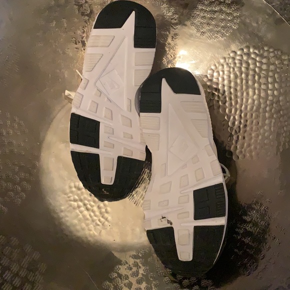 Boys Black and White Nike huaraches - Picture 5 of 5